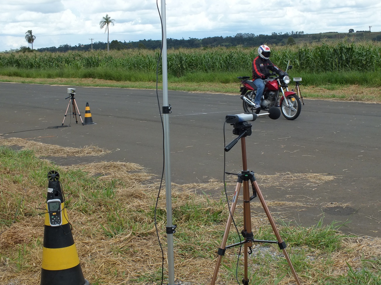 DB3500 — laser sensor mounted on tripod on the track